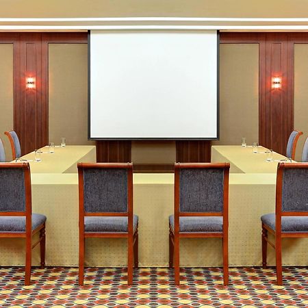 Sheraton Jeddah Hotel - Saudi Brothers Commercial Company Branch Exteriér fotografie A projection screen in a meeting room