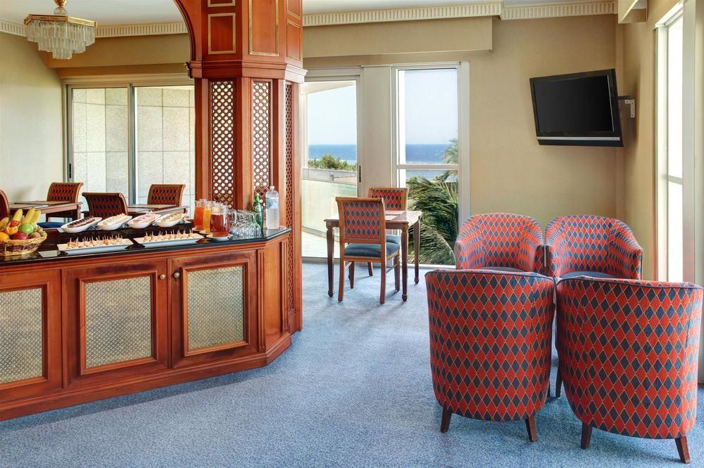 Sheraton Jeddah Hotel - Saudi Brothers Commercial Company Branch Exteriér fotografie Club Lounge at the airport