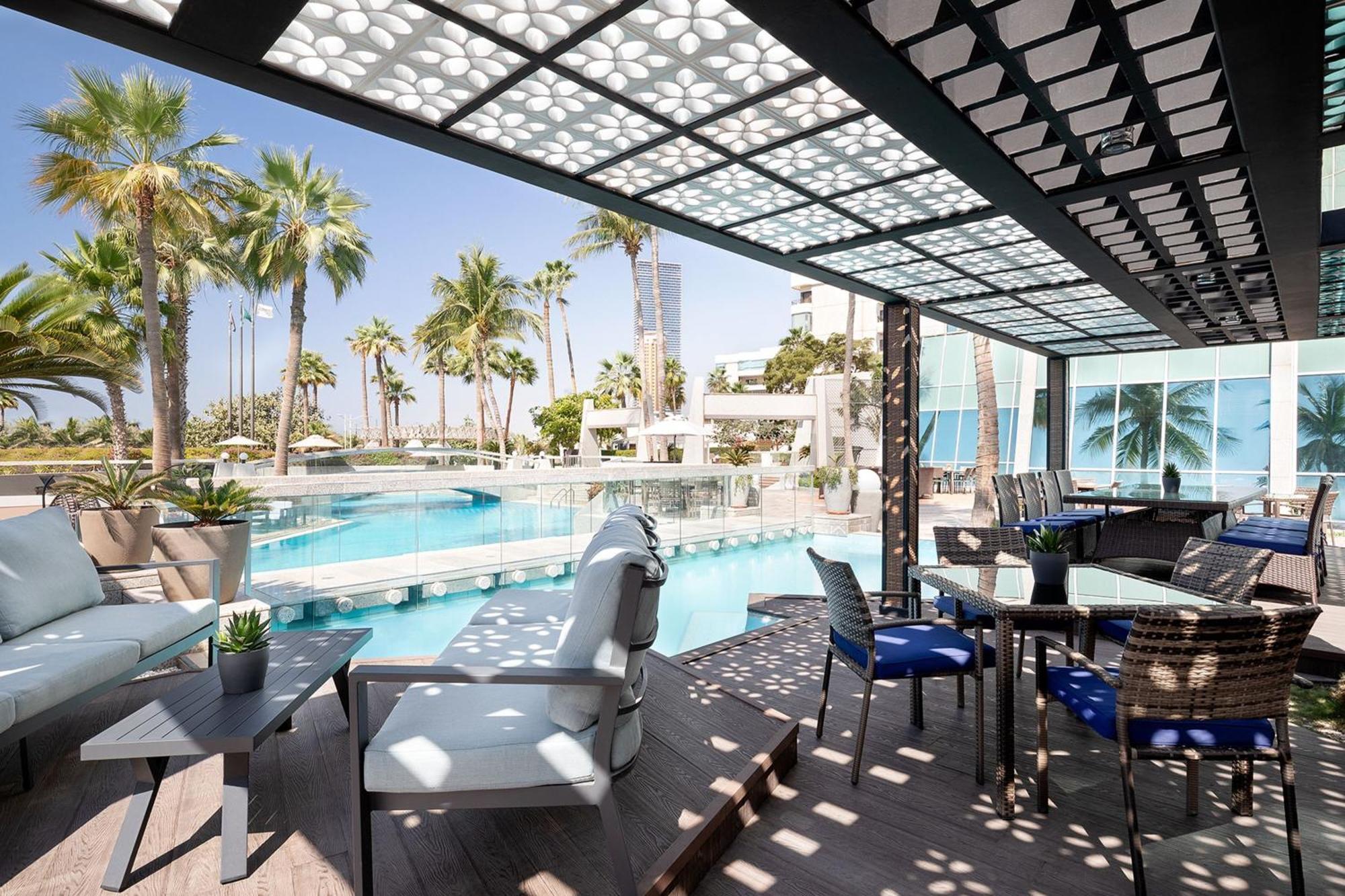 Sheraton Jeddah Hotel - Saudi Brothers Commercial Company Branch Exteriér fotografie The pool at the hotel