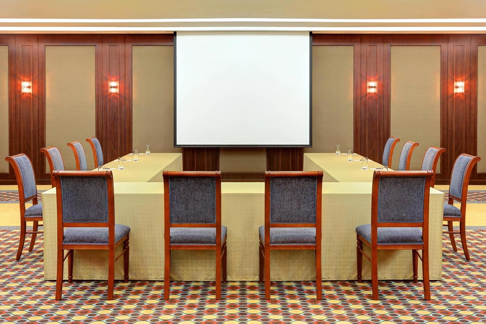 Sheraton Jeddah Hotel - Saudi Brothers Commercial Company Branch Exteriér fotografie A projection screen in a meeting room