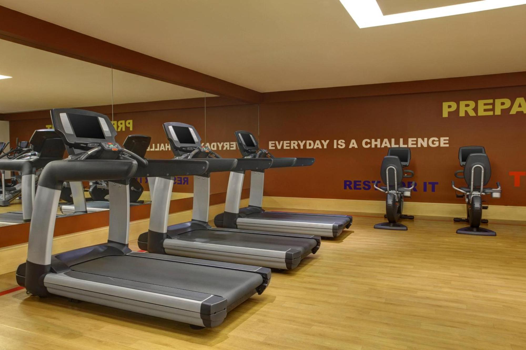 Sheraton Jeddah Hotel - Saudi Brothers Commercial Company Branch Exteriér fotografie The gym at the hotel