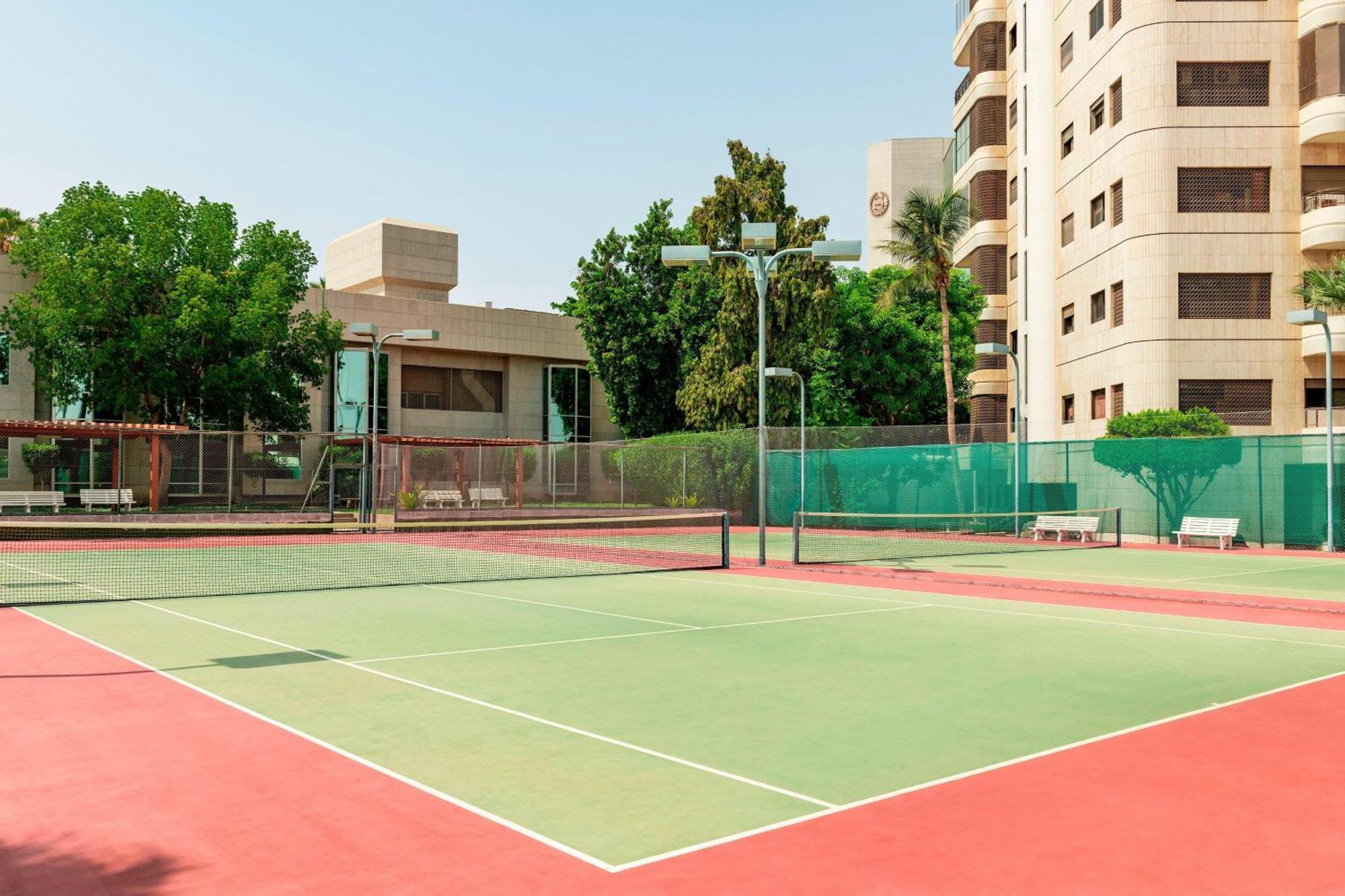 Sheraton Jeddah Hotel - Saudi Brothers Commercial Company Branch Exteriér fotografie Tennis courts at the American Club